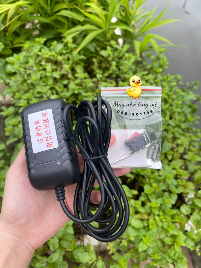 Sạc cắm pin máy lò xo trong suốt